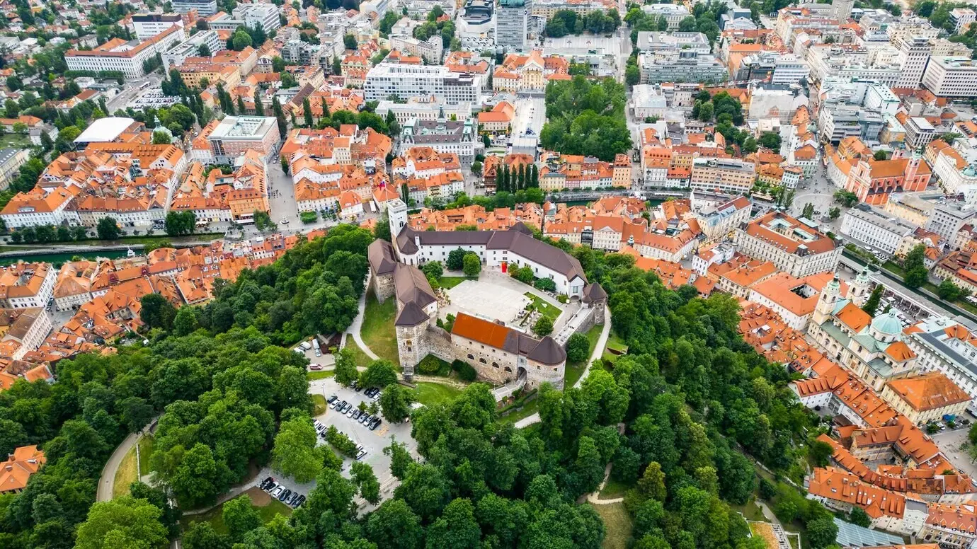 Drohnen-Luftaufnahme von Ljubljana, Slowenien: historisches Stadtzentrum mit üppigem Grün