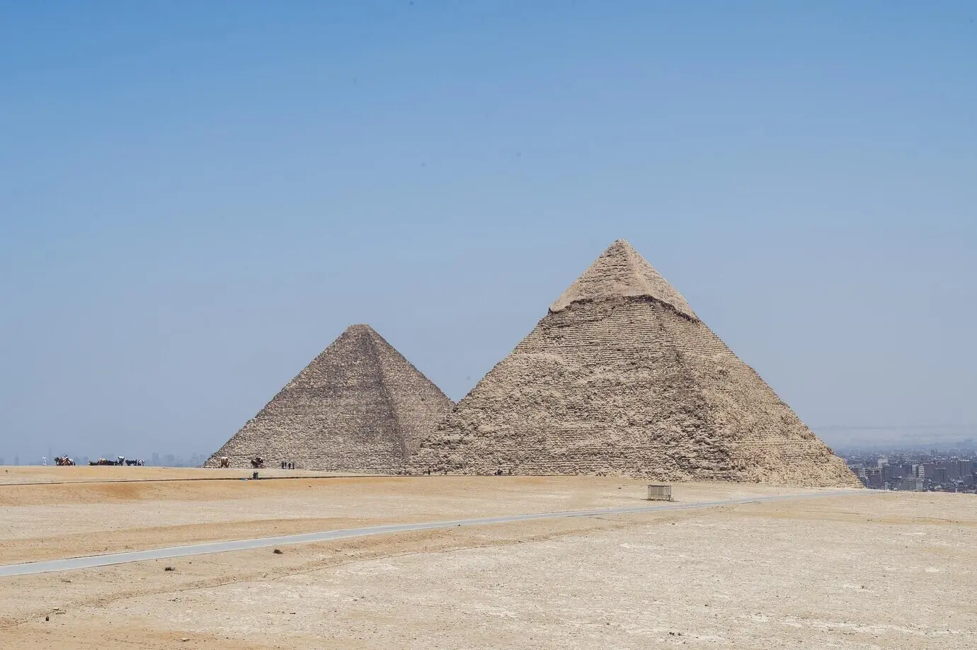 Atemberaubende Aussicht auf die berühmten Pyramiden von Gizeh in Kairo, Ägypten